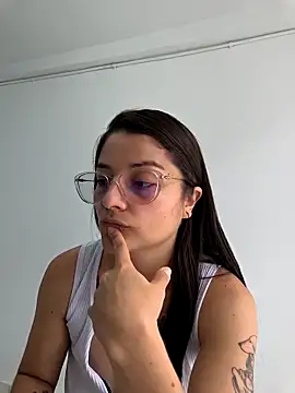 Snapshot of Coralinne__ chatting on 04.11.26 Coralinne online show from 04.11.26