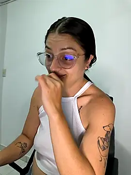 Snapshot of Coralinne__ chatting on 04.22.26 Coralinne online show from 04.22.26