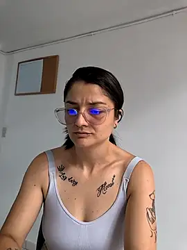 Snapshot of Coralinne__ chatting on 05.02.26 Coralinne online show from 05.02.26