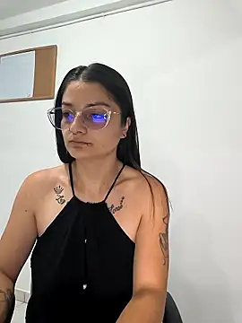 Snapshot of Coralinne__ chatting on 05.04.26 Coralinne online show from 05.04.26