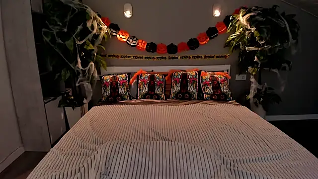 IvyLaurent online show from 10.25.25