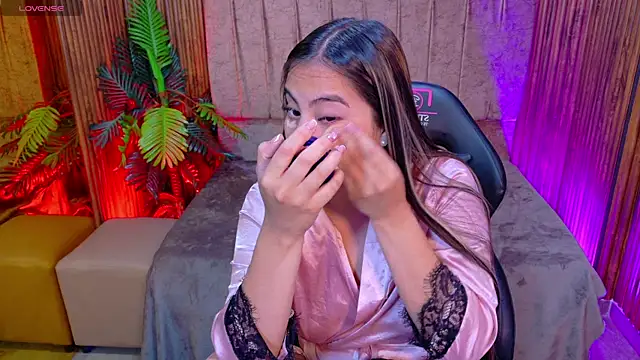 Snapshot of juanita_tay chatting on 06.12.26 juanita tay online show from 06.12.26