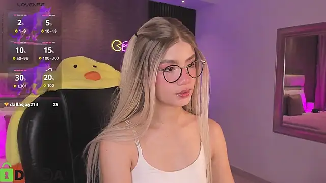 Snapshot of Arinextdoor chatting on 09.28.25 Arinextdoor online show from 09.28.25