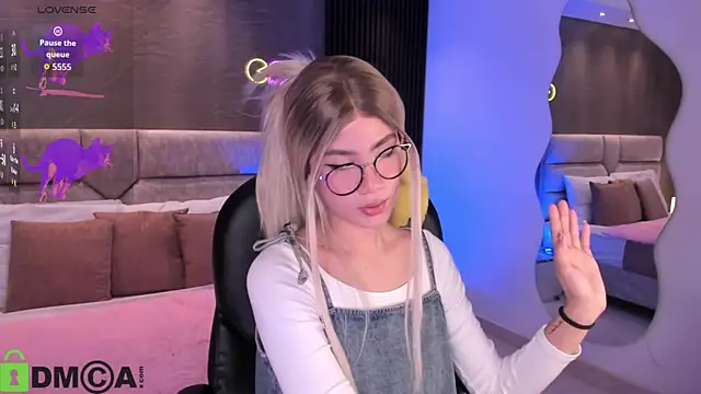 Snapshot of Arinextdoor chatting on 10.13.25 Arinextdoor online show from 10.13.25