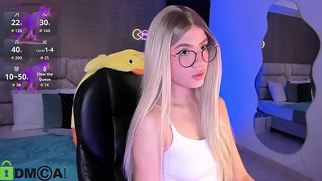 Snapshot of Arinextdoor chatting on 10.18.25 Arinextdoor online show from 10.18.25