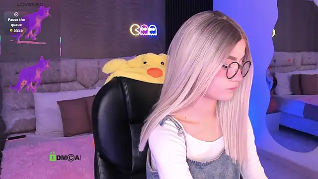 Snapshot of Arinextdoor chatting on 10.30.25 Arinextdoor online show from 10.30.25