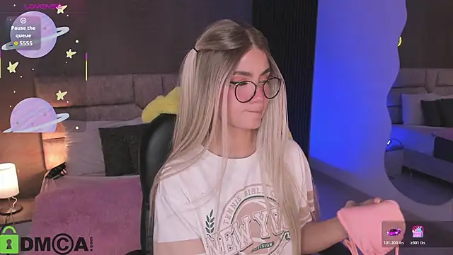 Snapshot of Arinextdoor chatting on 11.20.25 Arinextdoor online show from 11.20.25