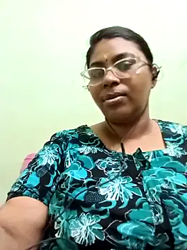 Snapshot of zara-mallus chatting on 09.25.25 zara-mallus online show from 09.25.25
