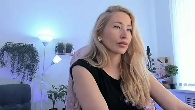 Snapshot of AstraMonroe chatting on 04.30.26 AstraMonroe online show from 04.30.26