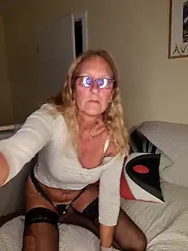 HotWifeLyn68 online show from 09.29.25