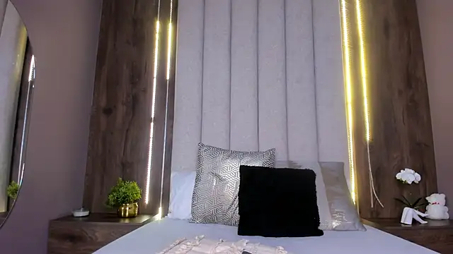 LucySalvatore  online show from 09.12.25