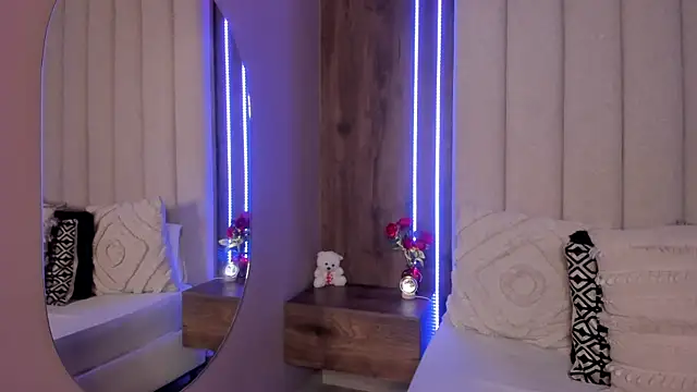 LucySalvatore  online show from 04.05.26