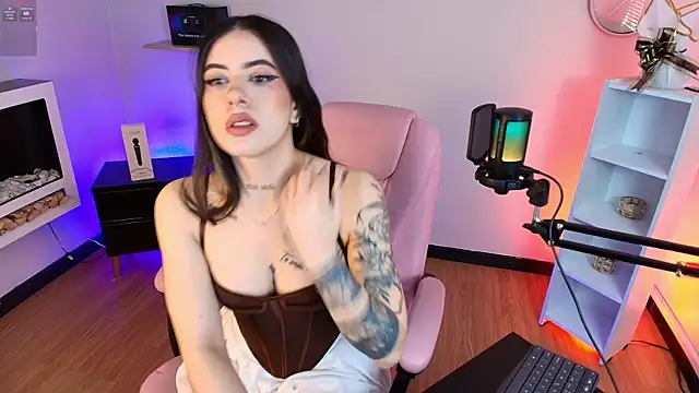 Snapshot of Alice_Vixen chatting on 11.17.25 Alice Vixen online show from 11.17.25