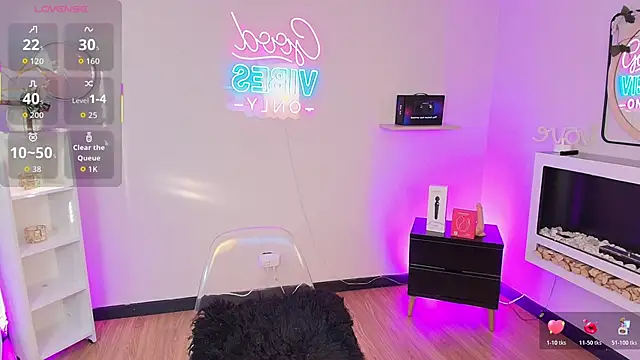 Snapshot of Alice_Vixen chatting on 12.19.25 Alice Vixen online show from 12.19.25