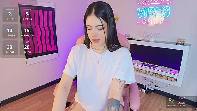 Snapshot of Alice_Vixen chatting on 03.04.26 Alice Vixen online show from 03.04.26