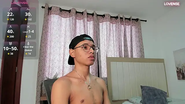 Snapshot of tristan_gold chatting on 09.18.25 tristan gold online show from 09.18.25