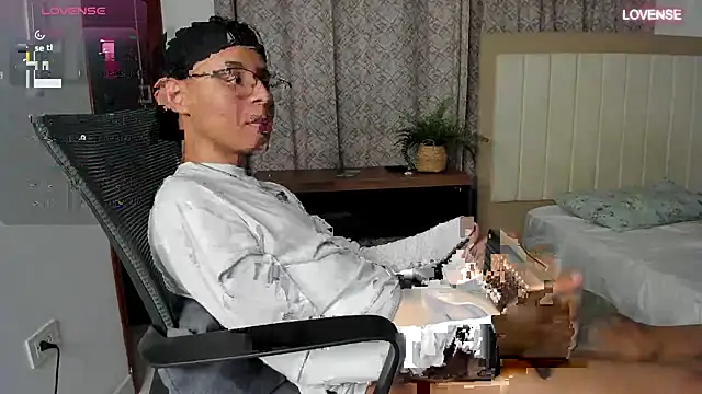Snapshot of tristan_gold chatting on 09.19.25 tristan gold online show from 09.19.25