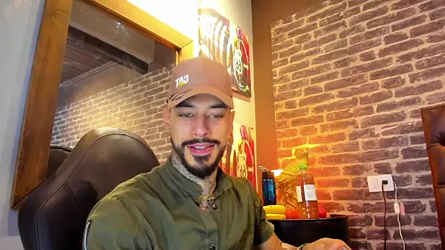 Snapshot of VinzenzRizzo chatting on 10.25.25 VinzenzRizzo online show from 10.25.25