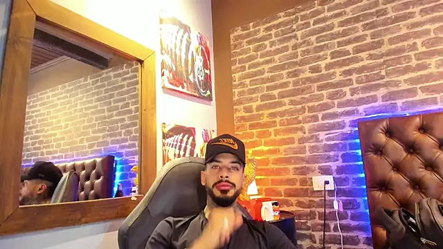 Snapshot of VinzenzRizzo chatting on 10.29.25 VinzenzRizzo online show from 10.29.25