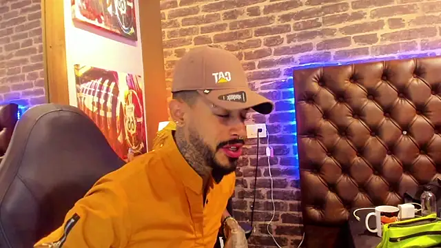 Snapshot of VinzenzRizzo chatting on 10.30.25 VinzenzRizzo online show from 10.30.25