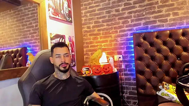 Snapshot of VinzenzRizzo chatting on 10.31.25 VinzenzRizzo online show from 10.31.25