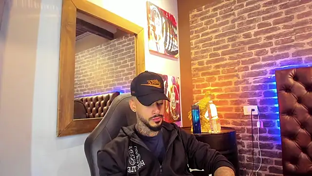 Snapshot of VinzenzRizzo chatting on 11.15.25 VinzenzRizzo online show from 11.15.25