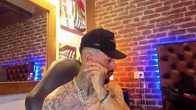 Snapshot of VinzenzRizzo chatting on 11.15.25 VinzenzRizzo online show from 11.15.25