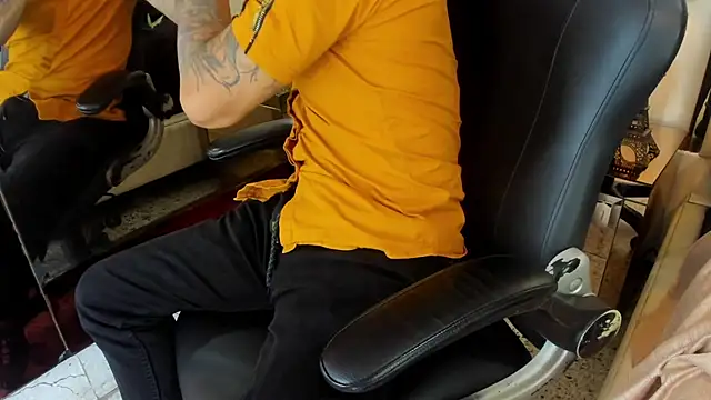 Snapshot of VinzenzRizzo chatting on 11.26.25 VinzenzRizzo online show from 11.26.25