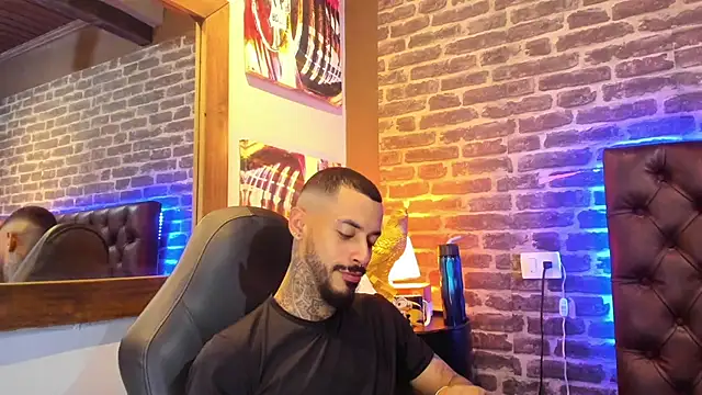 Snapshot of VinzenzRizzo chatting on 12.04.25 VinzenzRizzo online show from 12.04.25