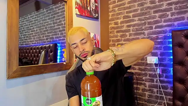 Snapshot of VinzenzRizzo chatting on 12.16.25 VinzenzRizzo online show from 12.16.25