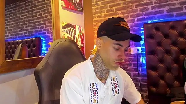 Snapshot of VinzenzRizzo chatting on 12.23.25 VinzenzRizzo online show from 12.23.25