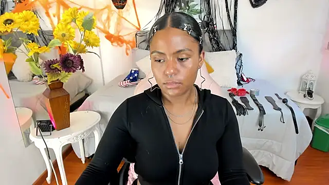 Snapshot of Lucie_Harper chatting on 10.17.25 Lucie Harper online show from 10.17.25