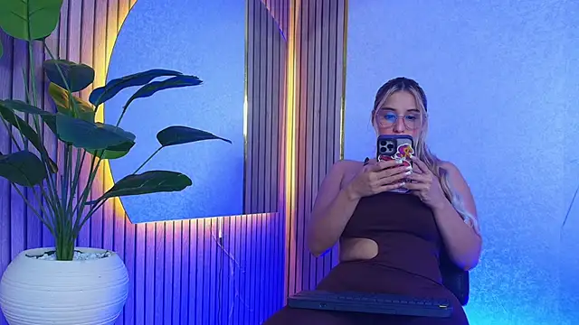Snapshot of Sophie_Janner chatting on 06.06.26 Sophie Janner online show from 06.06.26