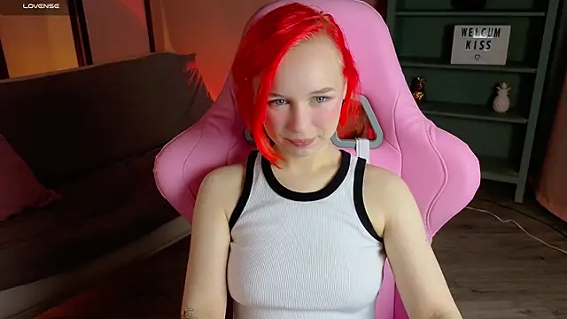 NaomiYoru online show from 10.02.25