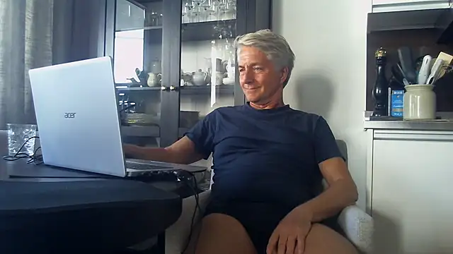 Snapshot of Swegay12-Exhi chatting on 04.21.26 Swegay12-Exhi online show from 04.21.26