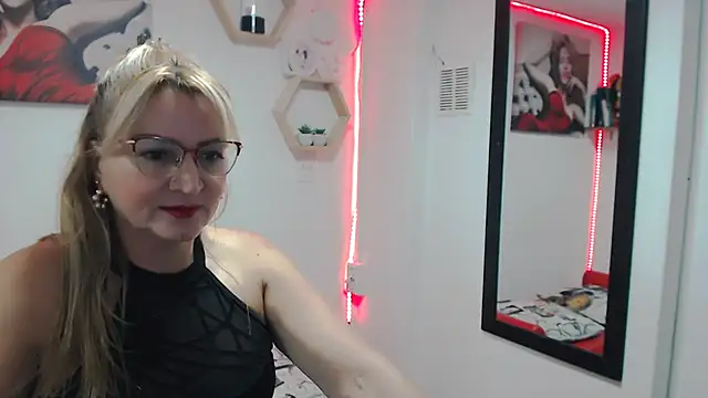 Snapshot of DIVAX_MONSERRAT chatting on 11.15.25 DIVAX MONSERRAT online show from 11.15.25