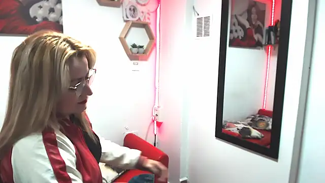 Snapshot of DIVAX_MONSERRAT chatting on 11.16.25 DIVAX MONSERRAT online show from 11.16.25