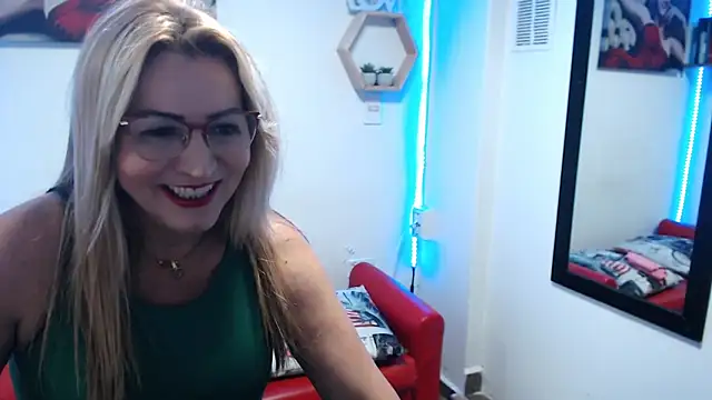 Snapshot of DIVAX_MONSERRAT chatting on 11.26.25 DIVAX MONSERRAT online show from 11.26.25