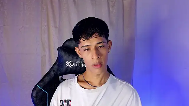 Snapshot of Danny_cute_05 chatting on 02.14.26 Danny cute 05 online show from 02.14.26