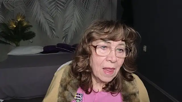 Snapshot of Betty_Brick chatting on 04.11.26 Betty Brick online show from 04.11.26