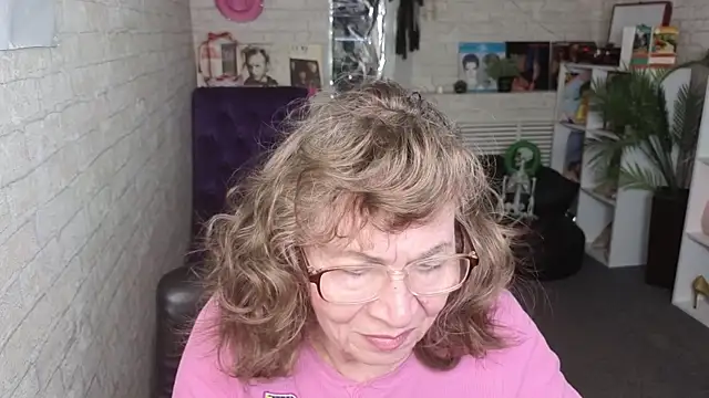 Snapshot of Betty_Brick chatting on 04.16.26 Betty Brick online show from 04.16.26