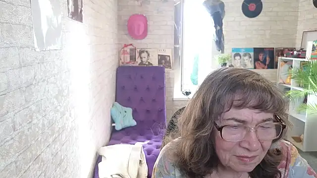 Snapshot of Betty_Brick chatting on 05.18.26 Betty Brick online show from 05.18.26