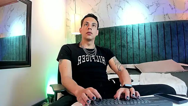Snapshot of Dustin_Sonne chatting on 06.08.26 Dustin Sonne online show from 06.08.26