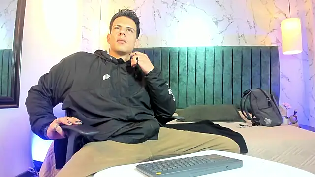 Snapshot of Dustin_Sonne chatting on 06.10.26 Dustin Sonne online show from 06.10.26