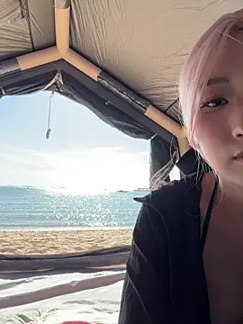 Snapshot of winter11 chatting on 09.21.25 winter11 online show from 09.21.25