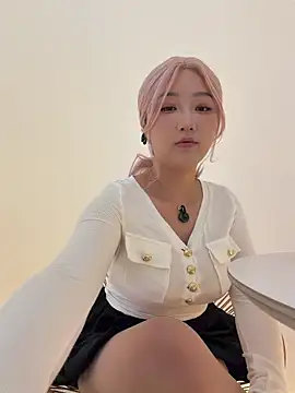 Snapshot of winter11 chatting on 09.24.25 winter11 online show from 09.24.25