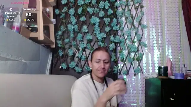 Snapshot of darling_hott chatting on 02.18.26 darling hott online show from 02.18.26