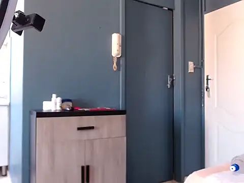 CuteHugeAxx online show from 10.03.25
