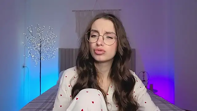 Snapshot of Real_cutie1 chatting on 03.04.26 Real cutie1 online show from 03.04.26