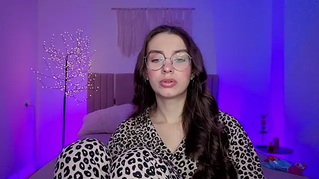 Snapshot of Real_cutie1 chatting on 03.10.26 Real cutie1 online show from 03.10.26